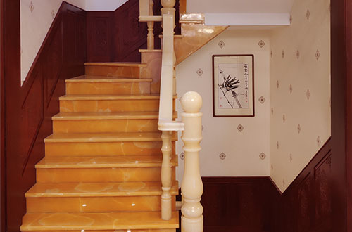 文殊镇中式别墅室内汉白玉石楼梯的定制安装装饰效果